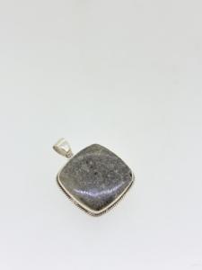 Colgante Solitario Vintage de Plata de Ley 925 Maciza con Engaste de Bisel y Gema de Pirita Natural en Forma Cuadrada de 3 CM - Product Image 4