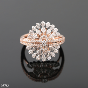 แหวนเพชรรูปดอกไม้ทองคำโรสโกลด์ 18K จาก D'VINS JEWELS เพชรทรงกลมเจียระไนแบบบริลเลียนท์ เพชรเพาะเลี้ยงในห้องปฏิบัติการ เครื่องประดับสำหรับผู้หญิงสำหรับงานหมั้นและงานแต่งงาน - Product Image 2
