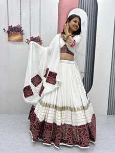 Lehenga de algodón con hermoso trabajo manual y adornos de espejos reales, con blusa y dupatta, listo para usar, Lehenga Choli para Navratri. - Product Image 1