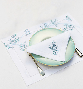 เสื่อปักลายใบไม้สีเขียวออกแบบได้ตามต้องการชุดผ้าเช็ดปากผ้าลินินเสื่อเย็บริมผ้าลินินสามารถซักได้สำหรับงานแต่งงานในบ้านและงานกิจกรรมในโรงแรม - Product Image 1