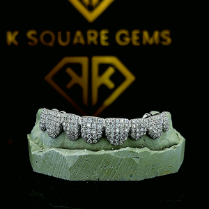 Designer élégant glacé personnalisé mens grillz fabriqués en or blanc 14kt avec des diamants moissanite vvs clarté améliorée - Product Image 2