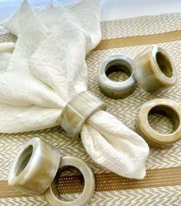 Anneau de serviette en résine écologique et élégant, conçu pour les tables contemporaines, avec une finition lisse, réutilisable, à usage décoratif - Product Image 4