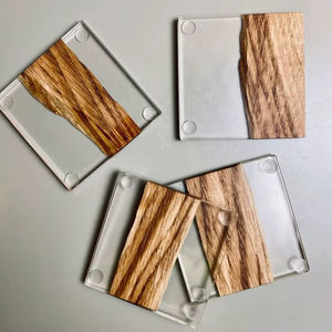 Ensemble de sous-verres uniques en résine faite à la main avec un design floral intégré ajoutant une beauté naturelle aux décorations intérieures - Product Image 1