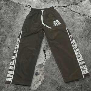 Pantalones de chándal personalizados, pantalones de chándal con rayas laterales, pantalones deportivos holgados ligeros de nailon 100%, pantalones de chándal de nailon de secado rápido con logotipo bordado - Product Image 4