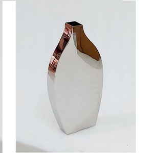 Floreros Modernos de Lujo con Acabados Pulidos de Espejo, Hechos a Mano en Acero Inoxidable Plateado Brillante, Personalizables para el Hogar, Oficina o Eventos - Product Image 2