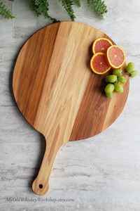 Tabla de cortar de madera elegante y duradera para utensilios de cocina Fácil de limpiar y personalizable con grabado para preparar y servir alimentos - Product Image 6