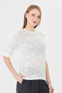 Blouse en tricot à motif de roses pour femmes - Haut doux à col rond et manches courtes avec bouton au dos - Tricotage floral au crochet pour l'été - Product Image 6