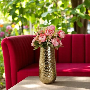 Eleve su decoración con este elegante florero de metal Color dorado único y patrón de flecha Florero perfecto para exhibir - Product Image 2