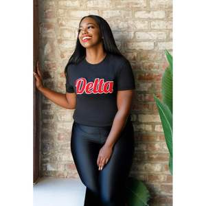 T-shirt brodé en chenille Delta noir Vêtements de sororité en coton de qualité supérieure DST Vêtements grecs T-shirt décontracté à lettre rouge - Product Image 2