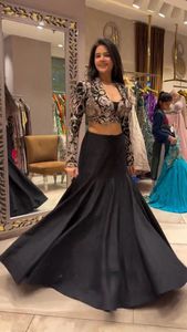 Exclusivo Conjunto de Lehenga Estilo Fishly Negro Étnico - Conjunto de 3 Piezas de Seda Tapeta con Bordado de Lentejuelas, Choli con Koti y Lehenga - Product Image 3