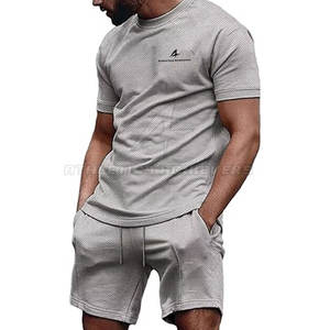 Conjunto de entrenamiento de ropa deportiva cómoda personalizada para hombre, pantalones cortos informales de verano y camisa con logotipo - Product Image 1