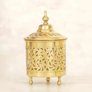 Brûleur d'encens en laiton élégant avec un design traditionnel parfait pour les cadeaux lors de festivals et de célébrations religieux - Product Image 1