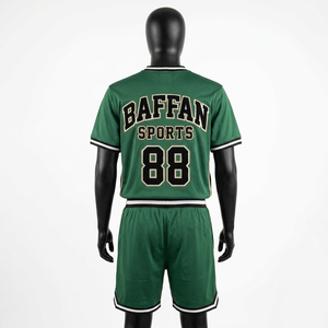 Ensemble short de basket en mesh polyester vert et noir avec empiècements latéraux contrastés, bordure côtelée et logo d'équipe brodé pour homme - Product Image 4