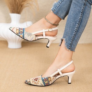 Sandalias de tacón fino con punta en pico y diseño de rayas, estilo kitten heel, para mujer, colección Primavera/Verano 2026 - Product Image 2