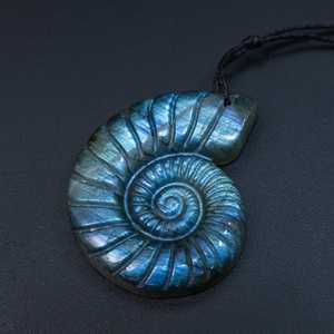 Pendentif en spirale de Labradorite naturelle Collier de pierres précieuses Flash bleu fait à la main Cadeau élégant pour elle - Product Image 1