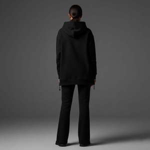 Ensemble deux pièces streetwear femme en coton noir mat personnalisé : sweat à capuche zippé avec fentes latérales et pantalon de survêtement court à ourlet fendu aux chevilles - Product Image 2