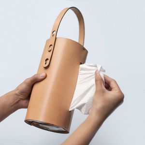 Elegante Caja de Pañuelos Portátil Colgante de Papel y Cuero para Camping, Almacenamiento de Servilletas, Caja de Pañuelos para Interiores, Hogar y Oficina, Alta Calidad a Bajo Costo - Product Image 1