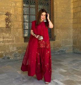 Col en V rouge foncé brodé traditionnel indien Salwar Kurta style vintage pour les fêtes d'été ou d'hiver - Product Image 4