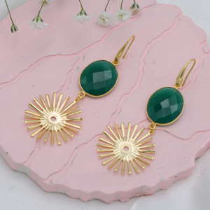 Boucles d'oreilles pendantes Dua pour femme, tendance, en onyx vert, laiton plaqué or 18 carats, bijoux élégants pour mariage - Product Image 1