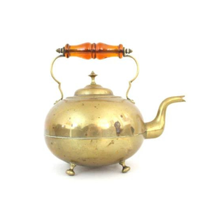 Charmante théière en laiton antique avec design traditionnel et poignée en bakélite Bouilloire rétro à pied en laiton avec patine - Product Image 3