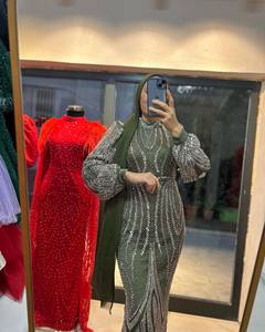 Elegante Vestido de Novia Largo hasta el Suelo de Satén Turco con Encaje Floral, Impresionantes Pedrerías, Cintura Natural, Antiarrugas y Transpirable - Product Image 4