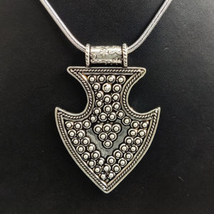 Pendentif vintage tribal en argent (22,0 grammes) avec motifs flèche, croix, lune, symboles chrétiens, diamant et perle – Idéal comme cadeau - Product Image 1