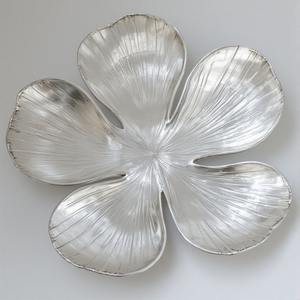 Serveur de fruits secs en aluminium fabriqué à la main avec trois bols en forme de feuille joints en finition dorée conçus pour des intérieurs élégants. - Product Image 2