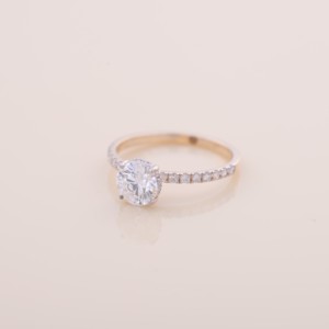 Bague de fiançailles/mariage solitaire en diamant rond brillant cultivé en laboratoire certifié IGI, en or jaune/blanc et rose 9 carats avec bande pavée - Product Image 2