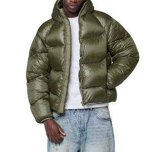 Vente en gros de manches régulières courtes pour l'hiver Fermeture à glissière complète Bouffant à capuche Rembourré personnalisé en fibre de polyester Broderie de couleur olive - Product Image 1
