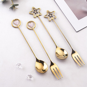 Ensemble de couverts fantaisie de style royal avec cuillère à long manche en acier inoxydable avec coeur étoile suspendu à la fin pour les maisons et les hôtels - Product Image 4
