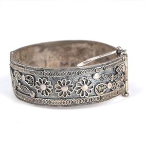 Pulsera de filigrana gruesa blanca de plata tibetana con diseño floral, joyería de moda con cuentas para mujer - Product Image 1