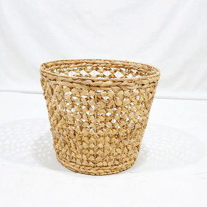 Cesto de Basura Redondo de Jacinto de Agua Tejido Cruzado de Artex Dong Thap - Product Image 1