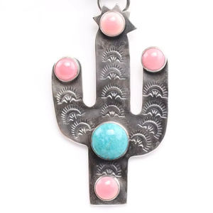 Colgante de cactus de concha rosa y turquesa del sudoeste de plata de ley chapada en oro vintage, joyería de declaración hecha a mano para todos los días - Product Image 1