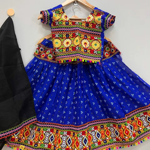 Ensemble Chaniya Choli traditionnel de style culturel gujarati en pur coton avec broderie lourde et travail de miroir véritable, avec dupatta contrasté - Product Image 1