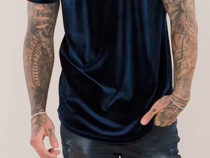 T-shirt homme en tissu velours de couleur noire avec les rayures de couleur rouge sur les manches bas rond coupe ajustée - Product Image 3