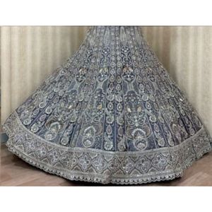 Lehenga Choli de mariée indienne traditionnelle richement ornée de paillettes Zari et de fil sur une jupe en filet fluide - Product Image 4