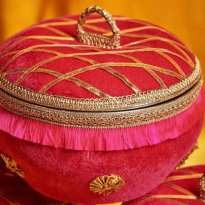 Boîtes à Ladoo en Velours Acier Réutilisables de 250 et 500 Grammes avec Logo Personnalisé Forme Ronde pour les Cadeaux de Mariage et Toutes les Occasions - Product Image 1