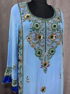 Robe décontractée Aabya brodée à la main avec logo 3D perlé sur le devant, taille empire, style soirée - Product Image 2