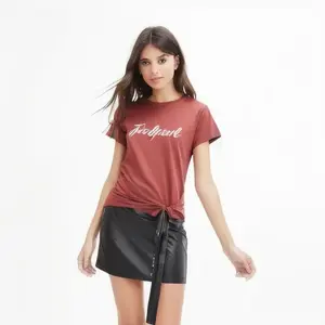 Camiseta de Cuello Redondo con Estampado de Letras Estilo Urbano y Logotipo Personalizado, Color de Contraste, Informal, Combinable con Todo, para Mujer - Product Image 1