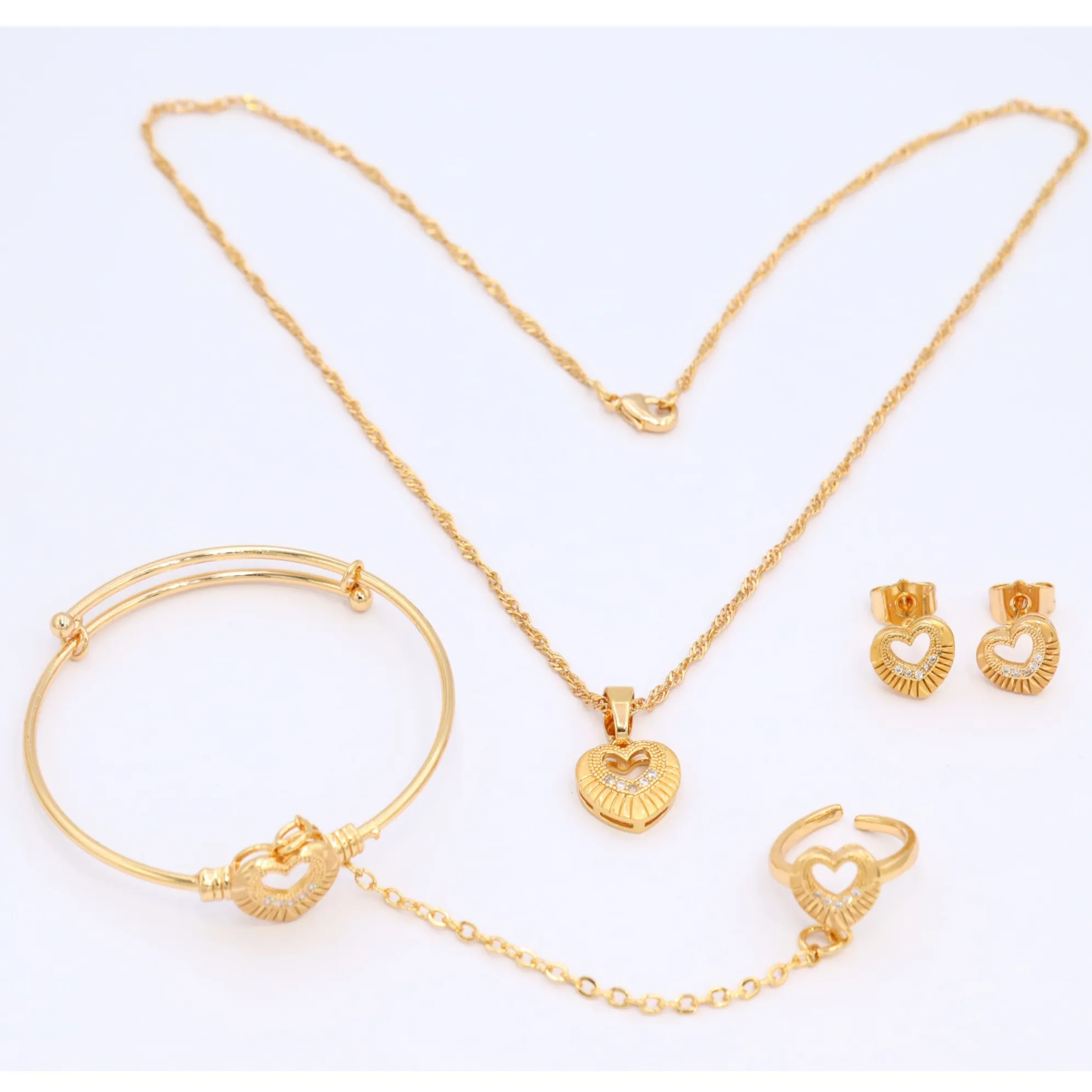 I bambini amano il medaglione a forma di cuore catena semplice orecchini a forma di cuore con borchie in pietra placcata in oro e bracciale e anello dorati a cuore