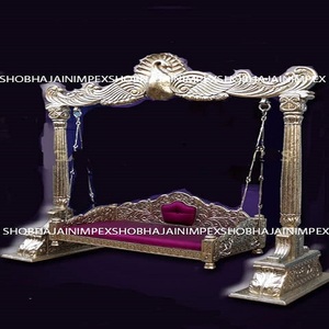Balançoire en bois Meenakari de Shobha Jain Impex pour les décorations de mariage et de Sangeet - Product Image 2