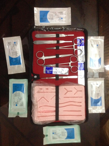 Kit de formation aux sutures pour étudiants en médecine avec porte-aiguilles et pinces, coussin d'entraînement personnalisé fabriqué avec des matériaux de haute qualité - Product Image 4