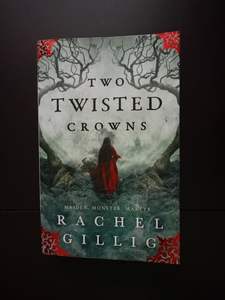 Dos Coronas Retorcidas (Tapa Blanda), una Secuela Oscuramente Encantadora de Magia y Poder, Ficción, 350 Páginas (Suministro al por Mayor) - Product Image 2