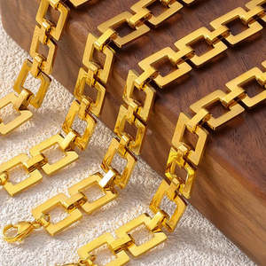 Bracciale Street Luxe Classico e Trendy Placcato Oro con Motivo Geometrico, Catena Quadrata in Lega di Titanio e Zinco con Charm e Perla - Product Image 6