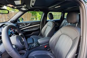 MINI Cooper Clubman John Cooper Works ALL4 2023, faible kilométrage, boîte de vitesses automatique, direction à gauche, pneus R20, état sombre - Product Image 2