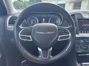 Chrysler 300 Tour 2020 d'occasion en bon état, propulsion arrière, transmission automatique, sièges en tissu, toit ouvrant panoramique, caméra de recul 360° - Product Image 2