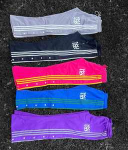 Pantalons de sport pour hommes sur mesure en gros, coupe-vent, course à pied, décontractés, design à bande latérale, fabriqués en polyester et nylon durables pour une utilisation en extérieur - Product Image 1