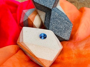 Pierre précieuse Tanzanite certifiée Mehrajudin Gems 2,33 ct, bleu violet, taille ovale, naturelle, alternative, traitement par cirage/huile - Product Image 2