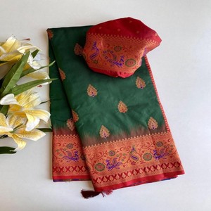 Sari de Seda Paithani de Lujo VASTRA COTTAGE con Tejidos Zari, Borde Meenakari de Pavo Real, Pallu en Contraste y Borlas de Diseñador - Product Image 5