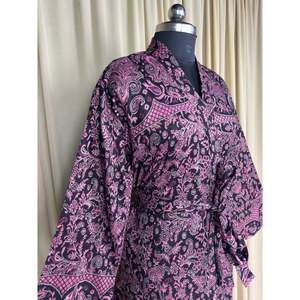 Cárdigan tipo bata de lana de yak para mujer, negro con estampado floral, cálido y cómodo para invierno, con bolsillos, abrigo de casa tejido ODM con diseño original. - Product Image 5